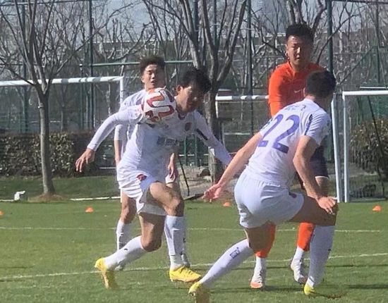 在本轮英超，阿森纳2-0击败布莱顿，以下为双方全场数据对比：阿森纳vs布莱顿射门：26-6射正：9-1预期进球：2.26-0.69控球率50%-50%传球成功率：90%-89%犯规：11-9黄牌：1-3角球：10-1